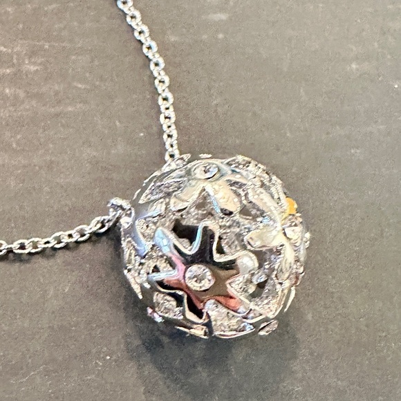 Guess Silver Flower/Crystal Necklace - NWT - Picture 1 of 8